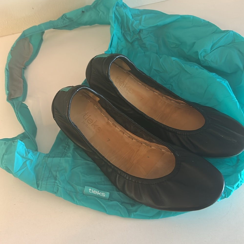 TIEKS! Size 7 Black Matte Ballet Flats with Tote Bag - Picture 6 of 6